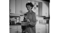 Minum jus buah yang segar sudah menjadi kebiasaan turun temurun. Di tahun 1930 silam, blender menjadi andalan banyak ibu-ibu rumah tangga untuk menyediakan jus segar bagi keluarganya. Foto: Love Food