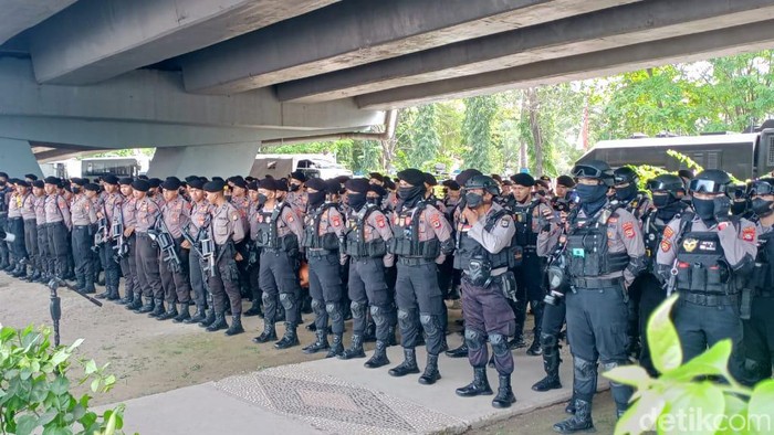 Personel gabungan pengamanan demonstarsi mahasiswa tolak kenaikan BBM di Makassar, Sulawesi Selatan (Sulsel) sudah bersiaga di Fly Over pagi ini.