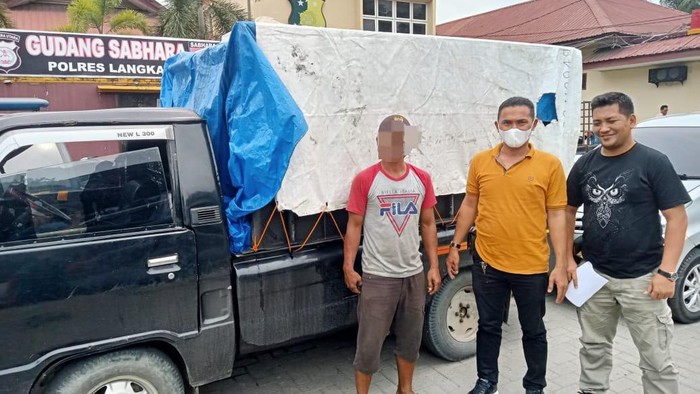 Personel Polres Langkat saat menangkap penjual BBM bersubsidi (Foto: Istimewa)