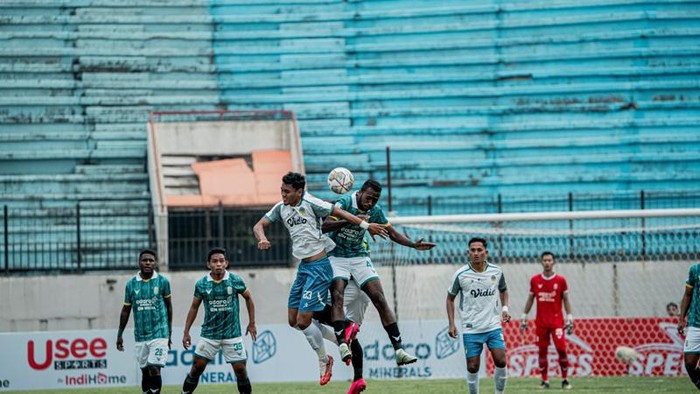 Pertandingan Nusantara United FC melawan PSIM Jogja di Stadion Moch Soebroto Magelang, Senin (5/9/2022).