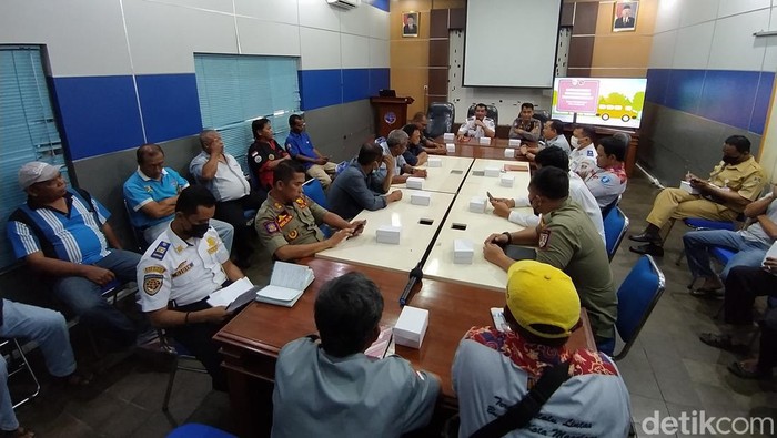 Perwakilan awak angkutan umum saat dialog di Dinas Perhubungan Kota Magelang, Senin (5/9/2022).