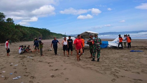 pesawat latih mendarat darurat di pantai grajagan banyuwangi