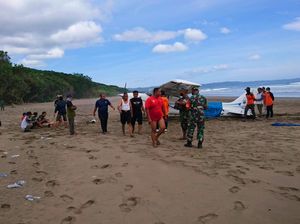 Pesawat Cessna 172 SP Mendarat Darurat di Pantai Ngagelan Banyuwangi
