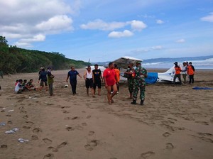 Pesawat Latih Mendarat Darurat di Pantai Ngagelan Banyuwangi