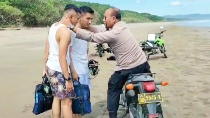 pesawat latih mendarat darurat di pantai grajagan banyuwangi