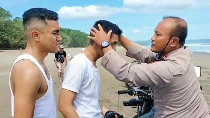 pesawat latih mendarat darurat di pantai grajagan banyuwangi