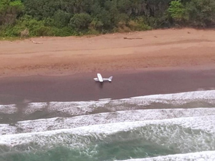 pesawat latih mendarat darurat di pantai grajagan banyuwangi