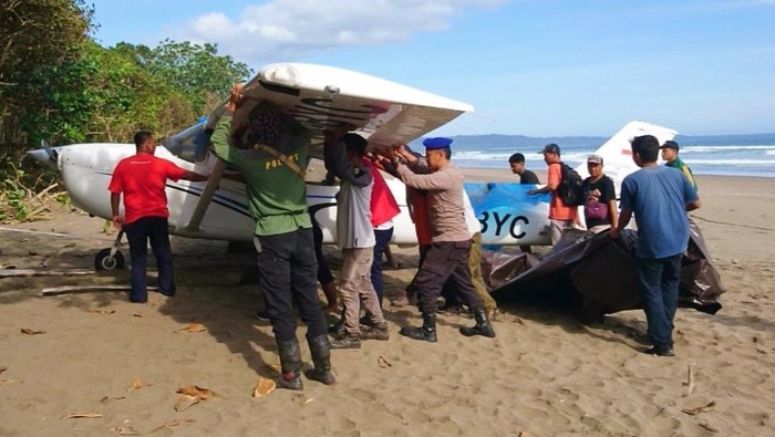 pesawat latih mendarat darurat di pantai grajagan banyuwangi