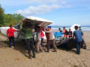 KNKT Selidiki Pesawat Latih Mendarat Darurat di Pantai Ngagelan Banyuwangi