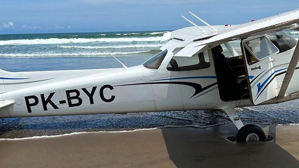 Pesawat Latih Mendarat Darurat di Pantai Banyuwangi Milik Akademi Penerbang