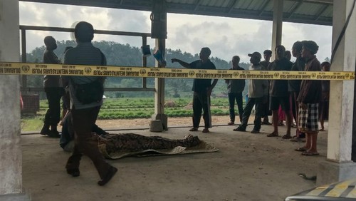 Petugas dari Polsek Bebandem dan Puskesmas Bebandem saat melakukan pemeriksaan terhadap seorang lansia yang gantung diri di bangunan dekat kuburan Desa Bhuana Giri, Bebandem, Karangasem, Bali, Senin (5/9/2022).