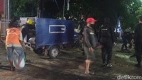 Foto: Petugas kebersihan mengangkut material sisa demo di sekitar kampus UNM. (Isak Pasabuan/detikSulsel)