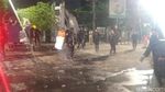Potret Aksi Bersih-bersih Pascademo Ricuh soal BBM di Depan Kampus UNM
