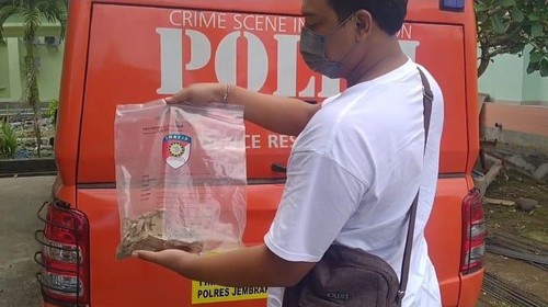 Petugas menunjukkan tengkorak manusia yang ditemukan warga di Banjar Sumbersari, Desa/Kecamatan Melaya, Jembrana, Bali, pada Jumat (26/8/2022) lalu.