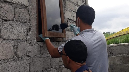 Polisi melakukan olah TKP di rumah korban pencurian di Banjar Tampuagan, Desa Peninjoan, Kecamatan Tembuku, Kabupaten Bangli.
