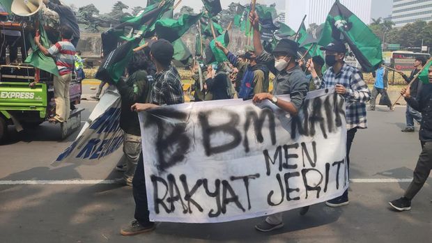Polisi tutup arus lalin ke Istana Merdeka imbas demo tolak kenaikan BBM di Patung Kuda, Senin (5/9/2022).