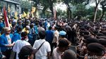 Foto-foto Ini Rekam Semangat Mahasiswa di Jakarta Tolak Kenaikan BBM