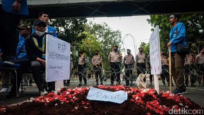 Potret Mahasiswa Demo Tolak Kenaikan BBM di Patung Kuda Mahasiswa menggelar demo memprotes kenaikan harga bahan bakar minyak (BBM) di Patung Kuda, Jalan Merdeka Barat, Jakarta Pusat, Senin (5/9). Begini suasananya.