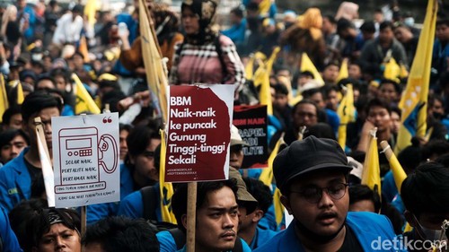 Mahasiswa menggelar demo memprotes kenaikan harga bahan bakar minyak (BBM) di Patung Kuda, Jalan Merdeka Barat, Jakarta Pusat, Senin (5/9). Begini suasananya.