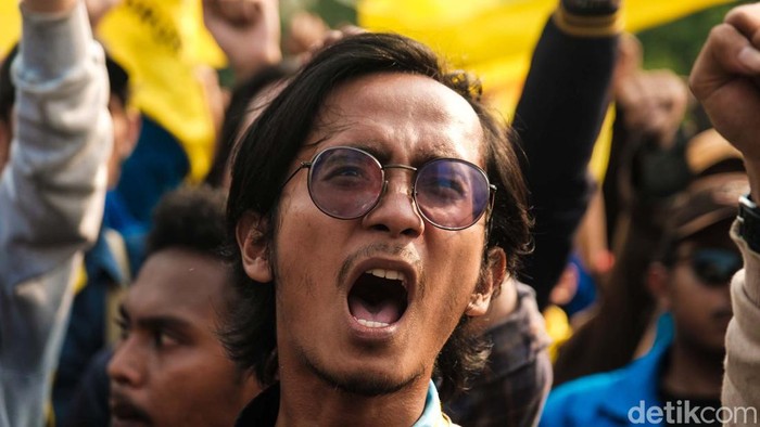 Potret Mahasiswa Demo Tolak Kenaikan BBM di Patung Kuda Mahasiswa menggelar demo memprotes kenaikan harga bahan bakar minyak (BBM) di Patung Kuda, Jalan Merdeka Barat, Jakarta Pusat, Senin (5/9). Begini suasananya.