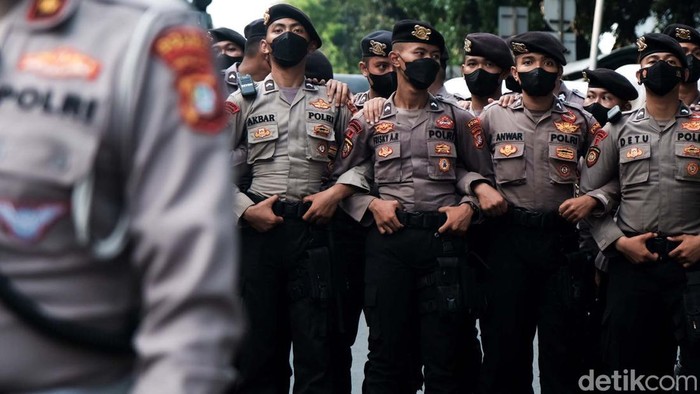 Mahasiswa menggelar demo memprotes kenaikan harga bahan bakar minyak (BBM) di Patung Kuda, Jalan Merdeka Barat, Jakarta Pusat, Senin (5/9). Begini suasananya.