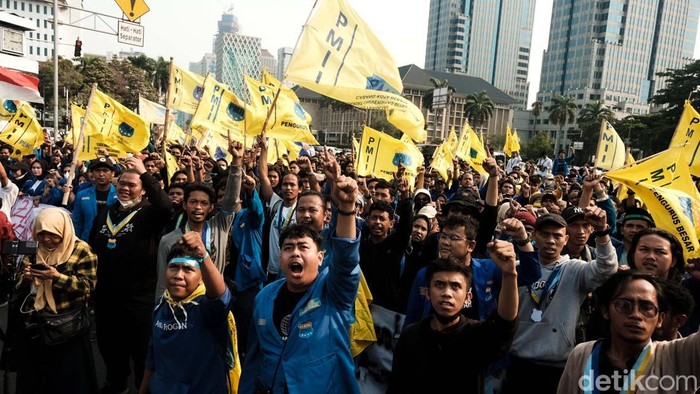 Mahasiswa menggelar demo memprotes kenaikan harga bahan bakar minyak (BBM) di Patung Kuda, Jalan Merdeka Barat, Jakarta Pusat, Senin (5/9). Begini suasananya.