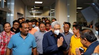 Rombongan Rajapaksa tersenyum lebar saat mendarat di Sri Lanka. Rajapaksa kabur dari negerinya usai protes dan kemarahan rakyat Sri Lanka atas krisis ekonomi terparah di negara pulau itu.