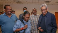 Tokoh berusia 73 tahun bersama istrinya itu kembali dari Bankok melalui Singapura. Tampak Rajapaksa beserta loyalisnya masih tertawa lepas seolah tidak terjadi apa-apa.