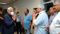 Anggota partai presiden terguling Gotabaya Rajapaksa menyambut dia dan istrinya Ioma Rajapaksa di Bandara Internasional Bandaranaike, Sri Lanka, Jumat, (2/9/2022).