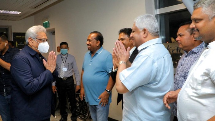 Potret Rajapaksa yang Kembali ke Sri Lanka Usai Kabur Saat Negara Krisis Sri Lanka's ousted President Gotabaya Rajapaksa's party members welcome him and his wife Ioma Rajapaksa at the Bandaranaike International Airport as he returns to the country after he had fled during the July economic unrest and protestors stormed in the president's house in Katunayake, Sri Lanka, September 2, 2022. PR Media Unit/Handout via Reuters NO RESALES. NO ARCHIVES THIS IMAGE HAS BEEN SUPPLIED BY A THIRD PARTY.