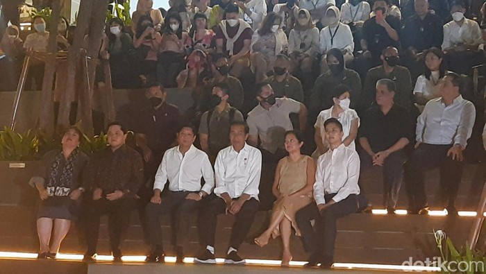 Presiden Jokowi mengajak Presiden Republik Filipina Ferdinand Romualdez Marcos Jr dan istrinya Louise Araneta Marcos menonton live music di Sarinah. (Kanavino AR/detikcom)