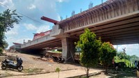 Konstruksi flyover dikerjakan sejak terbit Surat Perintah Mulai Kerja (SPMK) tertanggal 24 Mei 2021 dan ditargetkan selesai November 2022.
