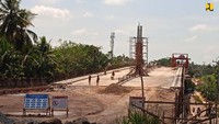 Konstruksi Flyover Patih Galung memiliki total panjang efektif 382,35 meter terdiri dari 6 span dan 2 oprit lebar dengan lebar hingga tepi luar jembatan 21,20 meter. Selain itu memiliki lebar lajur 3,5 meter, bahu jalan luar 1,5 meter, dan lantai jembatan beton bertulang Fc 30’ tebal 23 cm dengan perkerasan rigit pavement 28,5 cm. Pembangunan dikerjakan oleh kontraktor PT.Ricky Kencana Sukses Mandiri dengan biaya Rp86 miliar.