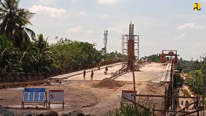 Proyek Flyover Patih Galung Ditarget Rampung November Kementerian Pekerjaan Umum dan Perumahan Rakyat (PUPR) tengah menyelesaikan pembangunan flyover untuk mengatasi kemacetan yang terjadi akibat adanya perlintasan sebidang rel kereta api di Jalan Jenderal Sudirman, Patih Galung, Kota Prabumulih, Sumatera Selatan. Konstruksi flyover dikerjakan sejak terbit Surat Perintah Mulai Kerja (SPMK) tertanggal 24 Mei 2021 dan ditargetkan selesai November 2022.