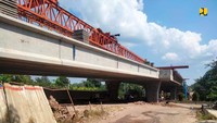 Kementerian Pekerjaan Umum dan Perumahan Rakyat (PUPR) tengah menyelesaikan pembangunan flyover untuk mengatasi kemacetan yang terjadi akibat adanya perlintasan sebidang rel kereta api di Jalan Jenderal Sudirman, Patih Galung, Kota Prabumulih, Sumatera Selatan.