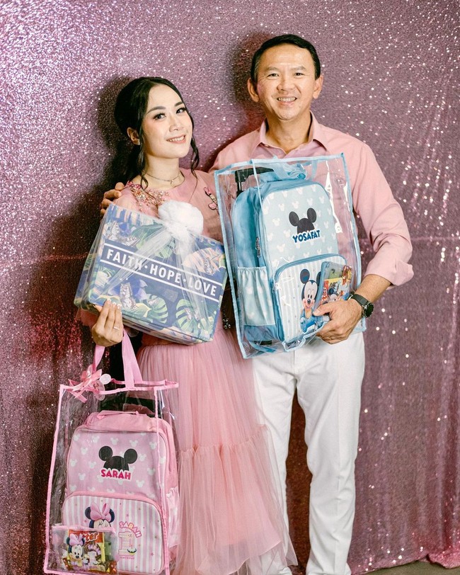 Penampilan Puput yang sering menamani Ahok di berbagai kesempatan pun semakin percaya diri dan menawan. Begini potret kompak mereka berbaju pink di ulang tahun sang buah hati. Foto: Instagram @btpnd