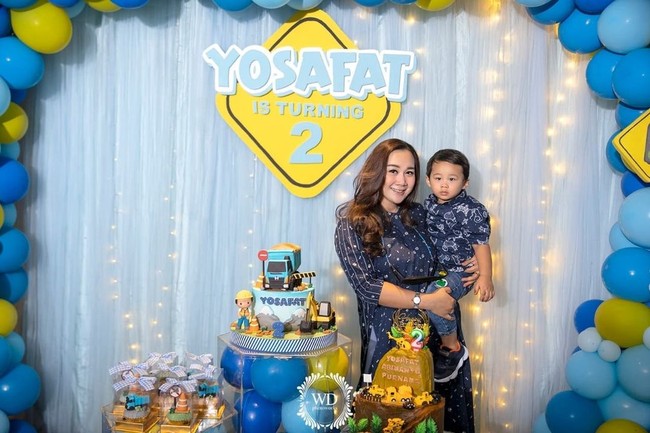 Seperti kebanyakan ibu setelah melahirkan berat badan Puput sempat melonjak. Terungkap baru-baru ini ia dibantu oleh seorang dokter gizi langganan selebriti untuk mengembalikan bobot tubuh yang naik karena kehamilan anak kedua.Foto: Instagram @btpnd