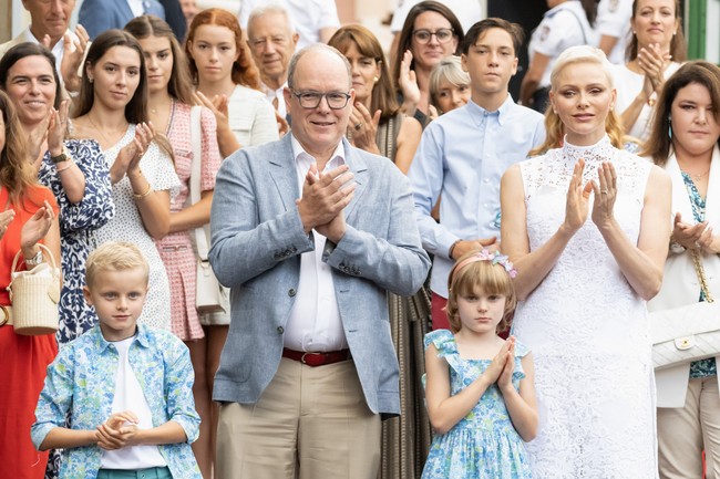 Putri Charlene dari Monako baru-baru ini tampil saat tugas kerajaan bersama suaminya Pangeran Albert dan kedua anak kembar mereka. Sang Putri yang baru saja sembuh dari penyakit misterius itu tampil cantik dengan busana serba putih. Foto: Getty Images