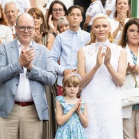 Putri Charlene dari Monako baru-baru ini tampil saat tugas kerajaan bersama suaminya Pangeran Albert dan kedua anak kembar mereka. Sang Putri yang baru saja sembuh dari penyakit misterius itu tampil cantik dengan busana serba putih. Foto: Getty Images