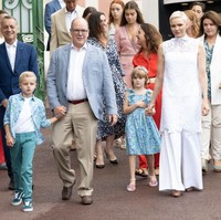 Wanita yang menjadi putri raja setelah dinikahi Pangeran Monako itu tampil mengenakan blouse laser cut berpotongan halter neck. Putri Charlene memadankannya dengan celana putih. Foto: Getty Images