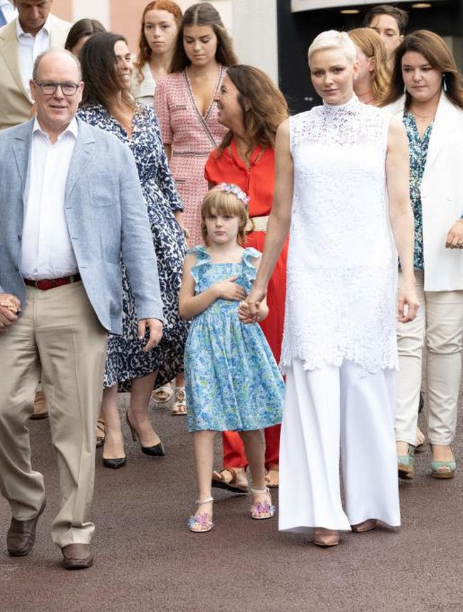 Wanita yang menjadi putri raja setelah dinikahi Pangeran Monako itu tampil mengenakan blouse laser cut berpotongan halter neck. Putri Charlene memadankannya dengan celana putih. Foto: Getty Images