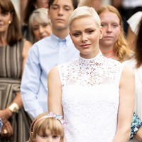 “Baik senyum Albert dan Charlene terlihat sedikit dipaksakan, senyum mulut dan mata simetris yang  mungkin dipaksakan. Tampak ada ketegangan antar keduanya,” komentar Judi James yang melihat bahwa Putri Charlene dan Pangeran Albert tampak tidak bersentuhan. Foto: Getty Images