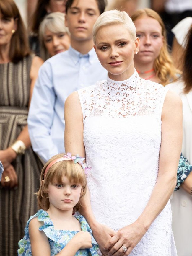 “Baik senyum Albert dan Charlene terlihat sedikit dipaksakan, senyum mulut dan mata simetris yang  mungkin dipaksakan. Tampak ada ketegangan antar keduanya,” komentar Judi James yang melihat bahwa Putri Charlene dan Pangeran Albert tampak tidak bersentuhan. Foto: Getty Images