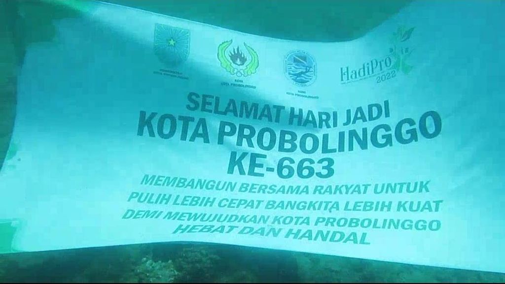 HUT Ke-663 Probolinggo, Pemkot Kibarkan Bendera dan Panji di Dasar Laut