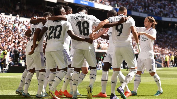 MADRID, SPAIN - SEPTEMBER 03: Vinicius Junior (#20) of Real Madrid celebrates with teammates after scoring their teams opening goal during the LaLiga Santander match between Real Madrid CF and Real Betis at Estadio Santiago Bernabeu on September 03, 2022 in Madrid, Spain. (Photo by Denis Doyle/Getty Images)