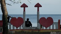 Lanskap laut yag tenang menjadi alasan berkunjung ke sini. Ia mengungkapkan, banyak WN Timor Leste bermalam di sini.  