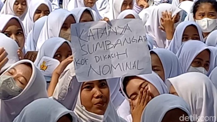Ribuan siswa SMK Negeri 1 Boyolangu demo sumbangan sekolah