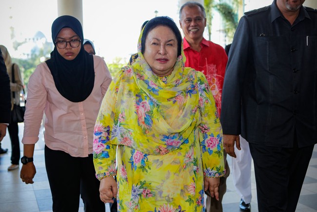 Siew mengatakan kalau Rosmah Mansor terlalu banyak melakukan suntik filler di seluruh wajahnya, mulai dari dahi, pipi, hidung hingga dagu. Akibatnya wajah wanita yang termasuk salah satu kolektor Hermes itu jadi bengkak. Implan di hidung dan dagu Rosmah juga membuat penampilan wajah wanita itu jadi aneh. Karena terlalu banyak implan, dua bagian wajahnya jadi menonjol berlebihan. Foto: Dok. Getty Images/AFP