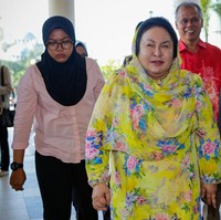Siew mengatakan kalau Rosmah Mansor terlalu banyak melakukan suntik filler di seluruh wajahnya, mulai dari dahi, pipi, hidung hingga dagu. Akibatnya wajah wanita yang termasuk salah satu kolektor Hermes itu jadi bengkak. Implan di hidung dan dagu Rosmah juga membuat penampilan wajah wanita itu jadi aneh. Karena terlalu banyak implan, dua bagian wajahnya jadi menonjol berlebihan. Foto: Dok. Getty Images/AFP