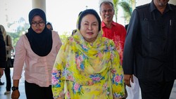 Istri mantan Perdana Menteri Malaysia Najib Razak, Rosmah Mansor menuai atensi publik lantaran wajahnya yang menyeramkan, diduga kebanyakan oplas.